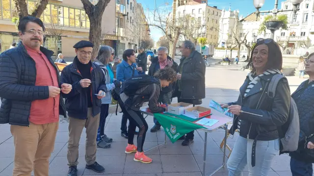 Los concejales de Vox, José Luis Rubió y Susana Magán, en la mesa de recogida de firmas de la Alegría Laurentina de Huesca.