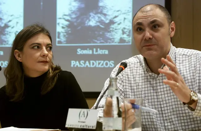 Una foto histórica: el poeta Gabriel Sopeña presenta el libro 'Pasadizo' de la poeta Sonia Llera. Año 2023.