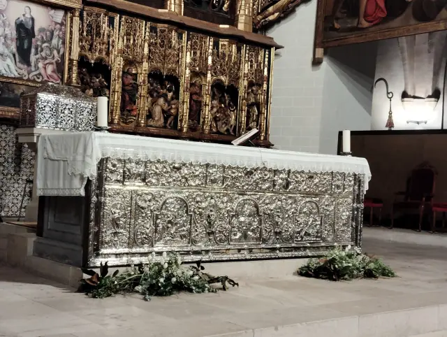 El brillo de la plata destaca en el altar mayor de la iglesia de San Pablo