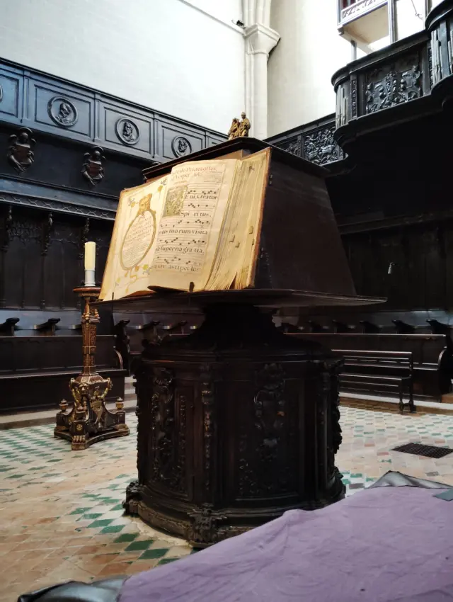 El coro de la iglesia de San Pablo tiene un órgano del siglo XV y medio centenar de asientos que dan medida de la cantidad de sacerdotes que llegaron a atender la parroquia.