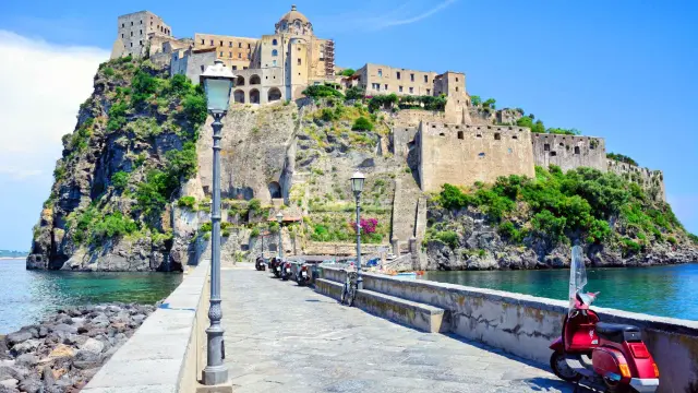 El Castillo Aragonés o Castello Aragonese está en la isla italiana de Isquia, en Nápoles