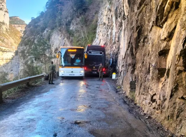 Momento en el que se han quedado bloqueados los dos autobuses en el desfiladero de la Inclusa, en el acceso al valle de Chistau.