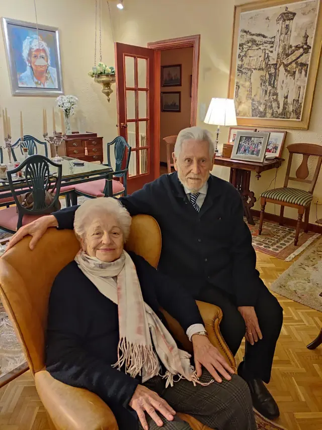 Gabriel Oliván con su esposa María Luisa Bascones, con la que ha tenido cinco hijos. Se casaron en 1961.