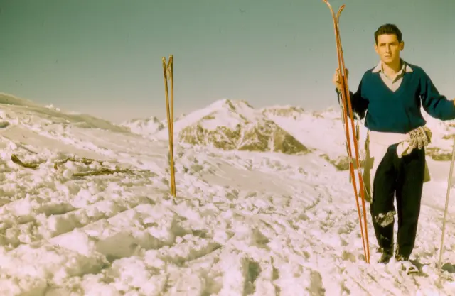 Una de las pasiones de Gabriel Oliván ha sido el esquí: aquí lo vemos en uno de sus paraísos de nieve.
