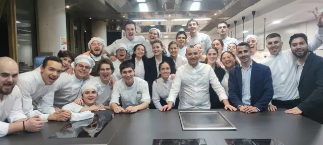 Cristian Palacio y Félix Artigas, con los alumnos del Basque Culinary Center.