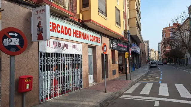 La entrada del mercado Hernán Cortés, por la calle de Cortes de Aragón.