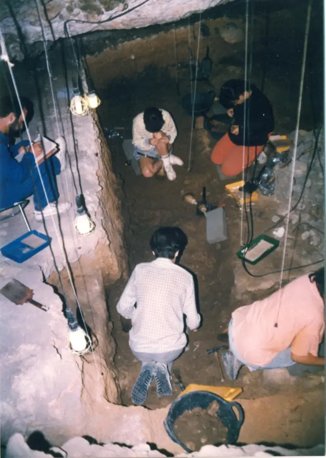 Excavación arqueológica en la Cueva de Chaves en los años 90 del siglo pasado.