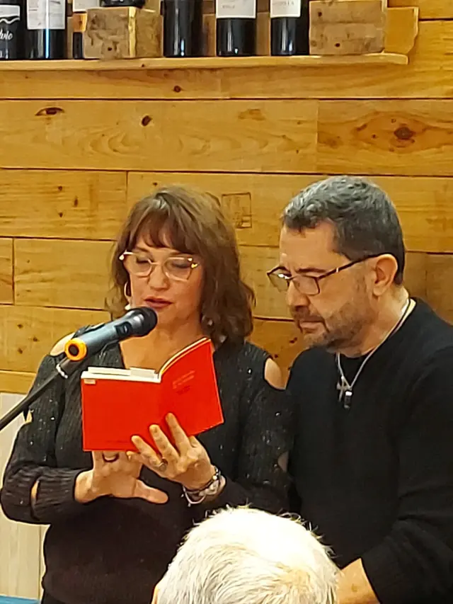 Belén Mateos y Fran Picón durante una lectura de su libro.