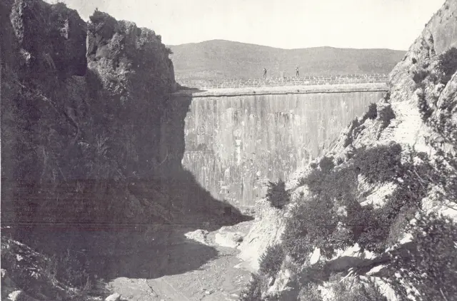 Imágenes de la presa de Arguis a principios del siglo XX, antes de las obras de recrecimiento de 1926.