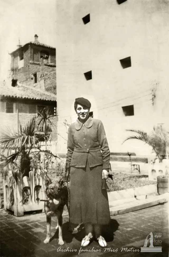 María Pilar Matier Albar en la terraza de su casa en la calle Boggiero, 49-51.1935.