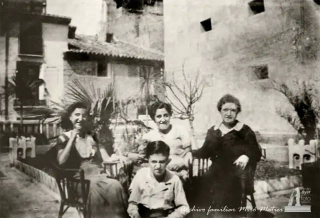María Pilar Matier en la terraza de su casa, junto a familiares y una amiga.1934