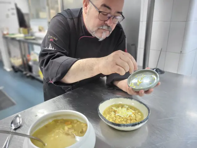 Pedro Martín preparando la receta de garbanzos de ayuno en El Foro