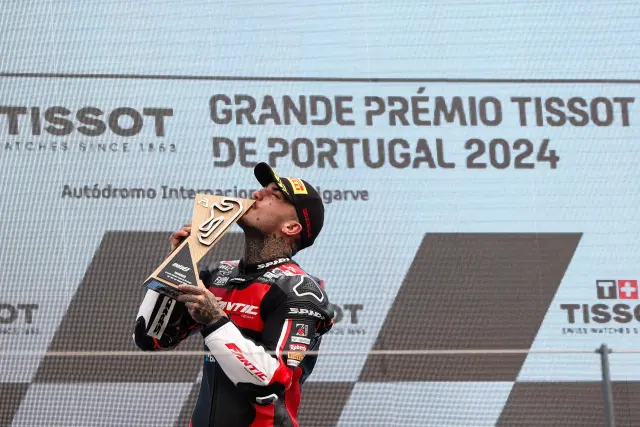 Arón Canet celebra la victoria en Moto 2 en el Gran Premio de Portugal