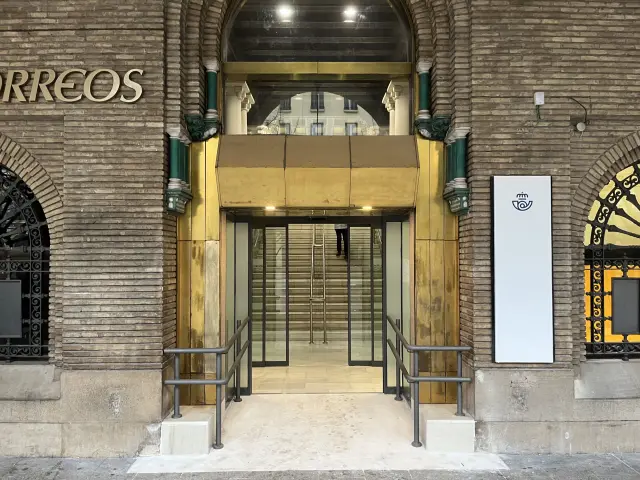 Las puertas de la sede de Correos de Independencia son ahora automáticas. Se han sustituido los peldaños por una rampa.