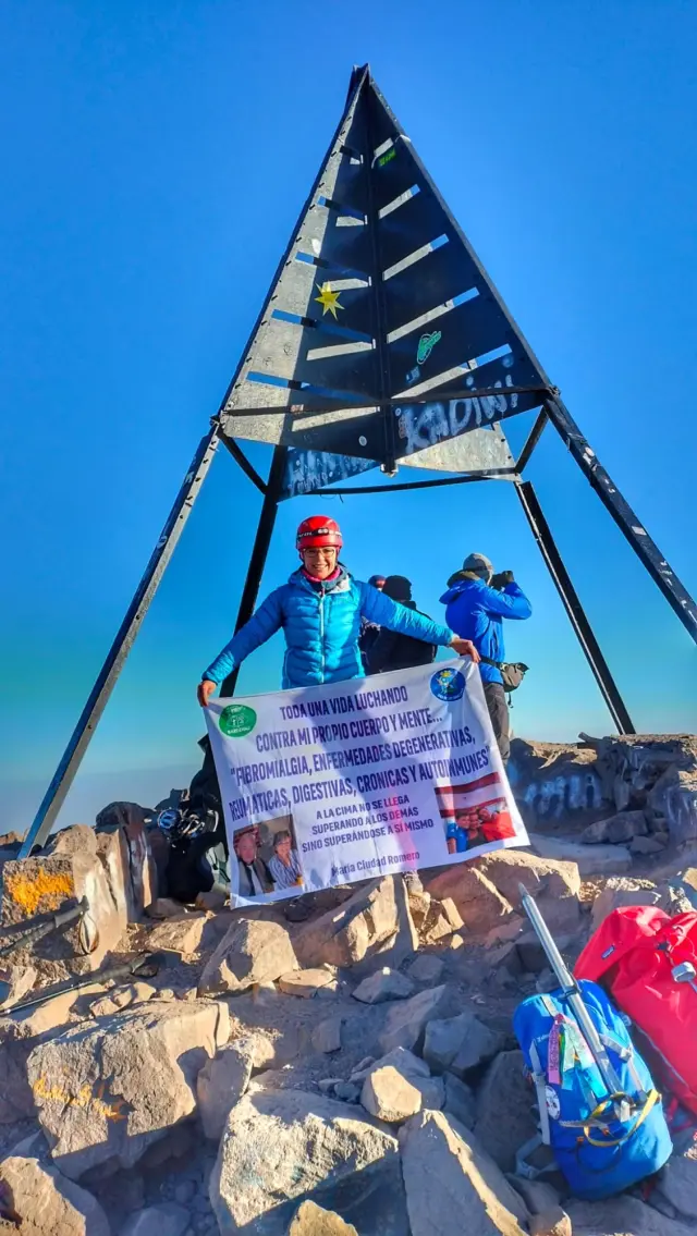 María Ciudad Romero, montañera con fibromialgia y discapacidad, en la cima del monte Toubkal, en Marruecos, su primer 'cuatromil'.