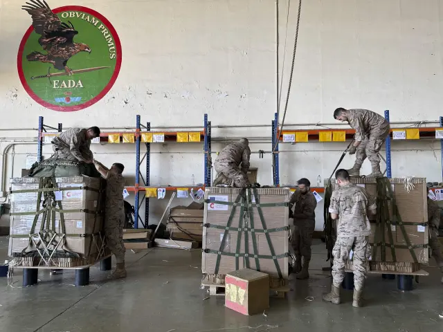 Soldados participan en los preparativos y carga de la ayuda humanitaria que parte a Gaza desde la Base Aérea de Zaragoza.