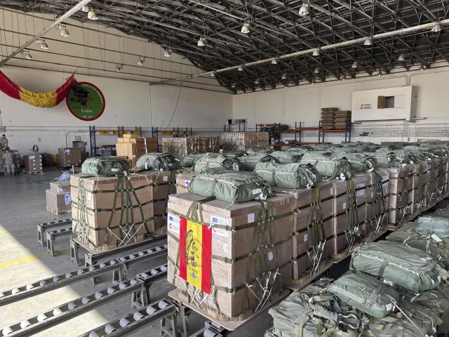 Preparativos y carga de la ayuda humanitaria que parte a Gaza desde la Base Aérea de Zaragoza.