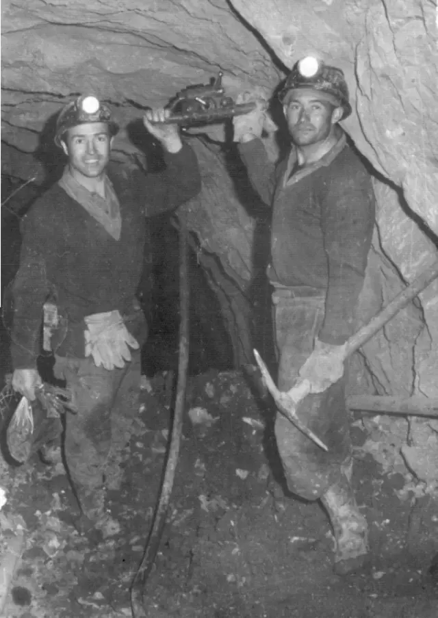 Mineros dentro de una de las minas de Escucha en los años 50-60.