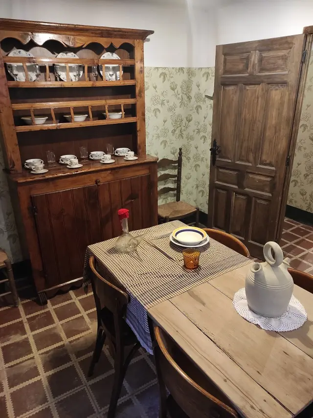 Una de las habitaciones de la Casa Museo de la Familia Minera de Escucha que recrea una cocina comedor de los años 50.