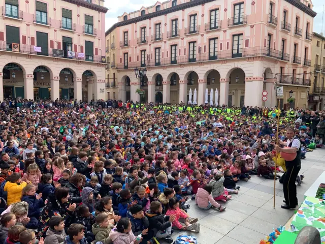 Ambiente en la plaza López Allué con la Mini Marcha Aspace 2024 de Huesca.