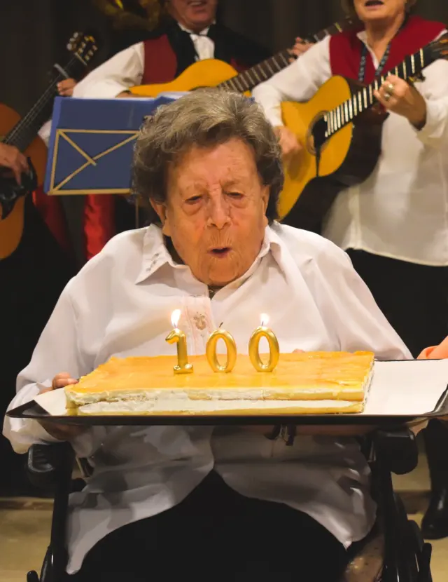 Mercedes Lahera celebra su 100 cumpleaños en la Residencia Ballesol.