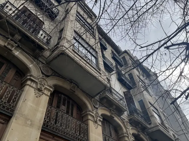 Detalle de la fachada del edifcio del Coso 43-45, en Zaragoza.