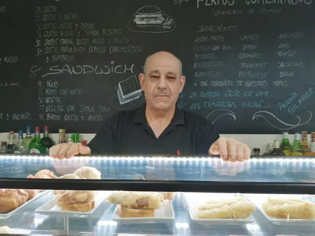 Javier Carreras, propietario del Bar Tobazo de la avenida Tenor Fleta de Zaragoza.