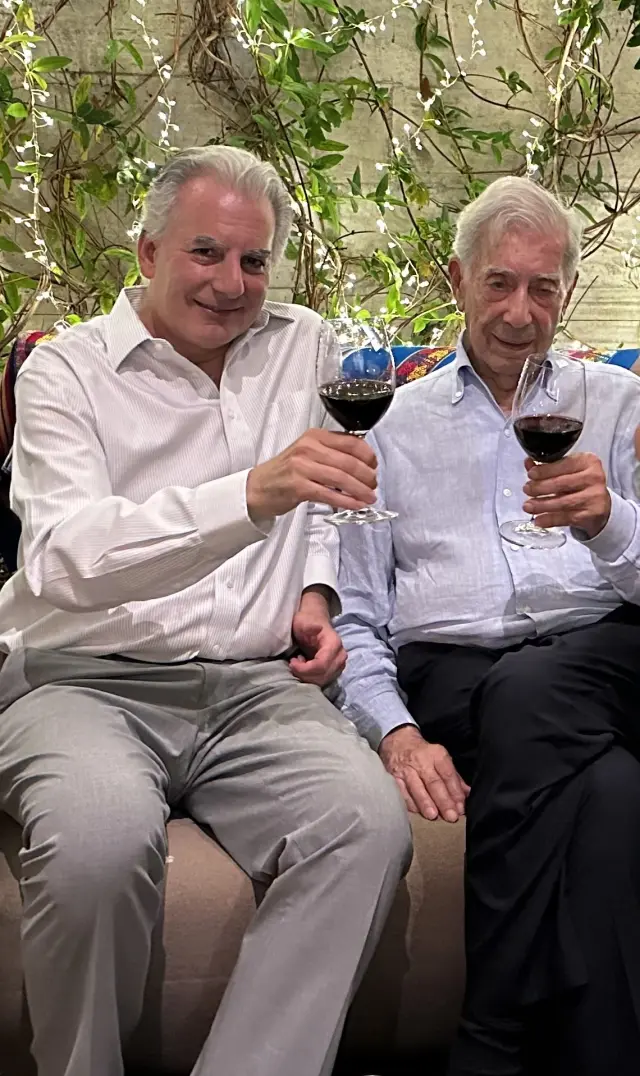 Con su hijo, el también escritor y periodista Álvaro Vargas Llosa, en la red social X.