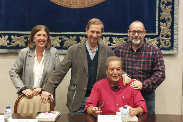 Yolanda Polo en la presentación de Benito Rabal, de rojo y sentada. Con ella José Luis Melero y José Antonio Aguilar.