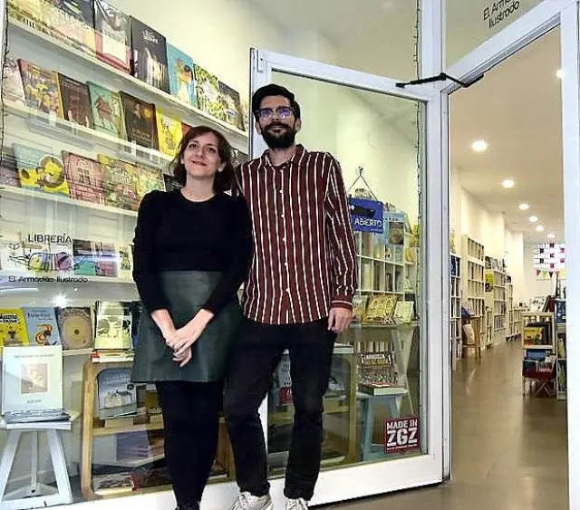 Beatriz Barbero y David García, en su librería centrada en la imagen: El Armadillo Ilustrado.