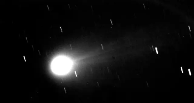 La coma interior y la cola iónica del cometa 12P/Pons-Brooks el pasado 19 de marzo en una fotografía de 10 minutos de exposición total obtenida por el autor desde el Observatori del Montseny (MPC B06), Gerona.