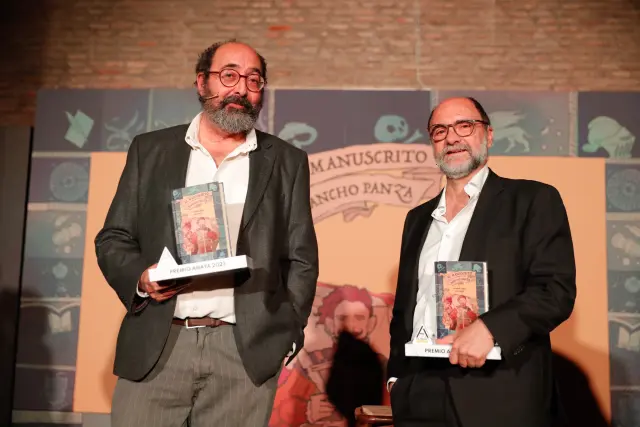 Fernando Lalana, a la derecha, recoge el Premio Anaya con Chus Castejón.