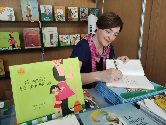 Sandra Araguás firma ejemplares de uno de sus libros.