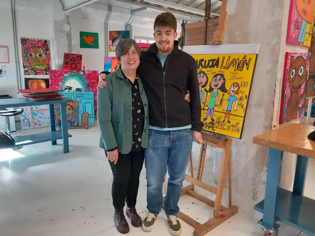 Martín Giménez, un joven zaragozano con autismo que es pintor y músico, junto a su madre, Cristina Laborda.