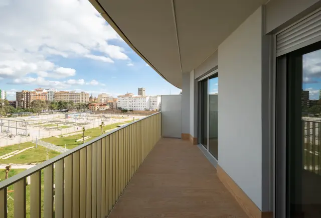 Una terraza de los pisos frente al parque Pignatelli, obra nueva ya terminada.