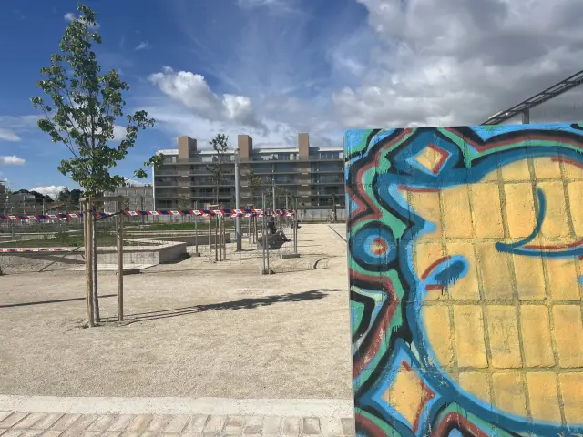 Un banco con grafitis del parque Pignatelli de Zaragoza.