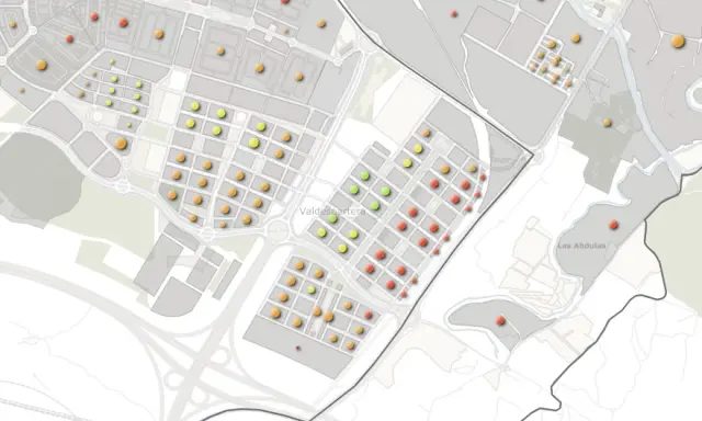 En la imagen, un mapa sobre los equipamientos básicos cercanos a las viviendas de Zaragoza. Se muestran algunos portales en Valdespartera. Los coloreados en rojo son aquellos que no tienen equipamientos como bibliotecas o paradas de autobús en menos de 300 metros.