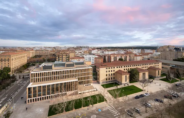 La Facultad de Filosofía y Letras de la Universidad de Zaragoza, vista desde la altura.