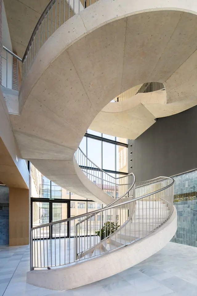 Las escaleras en forma de espiral de la Facultad de Filosofía y Letras.