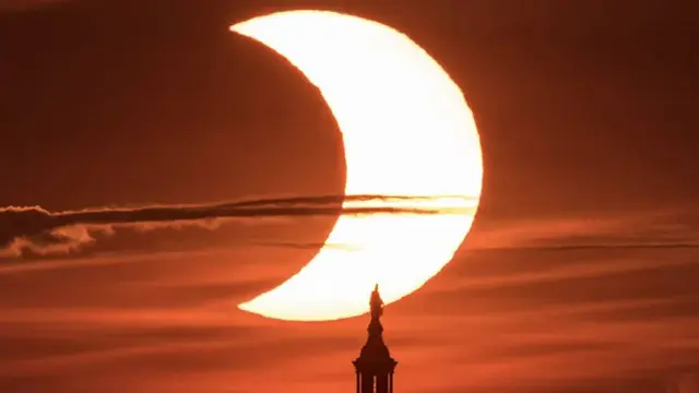 Eclipse solar parcial visto desde el edificio del Capitolio de Estados Unidos el 10 de junio de 2021, como fue observado desde Arlington, Virginia.