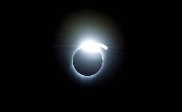 Efecto de anillo de diamantes al principio y final de la totalidad durante un eclipse solar total el 21 de agosto de 2017.