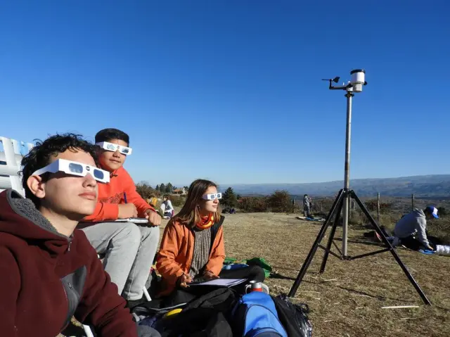 Estudiantes argentinos recopilan datos sobre las nubes y la temperatura para cargarlos con la herramienta GLOBE Eclipse durante el eclipse que atravesó Sudamérica el 2 de julio de 2019.
