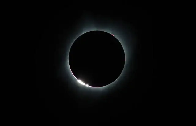 Las perlas de Baily aparecen a medida que la Luna hace su último tránsito delante del Sol durante el eclipse solar total del lunes 21 de agosto de 2017 sobre Madras, Oregón.