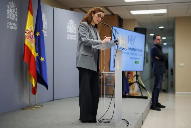 La ministra de Sanidad, Mónica Garcia, ofrece una rueda de prensa, en la sede del ministerio, a 5 de abril de 2024, en Madrid (España