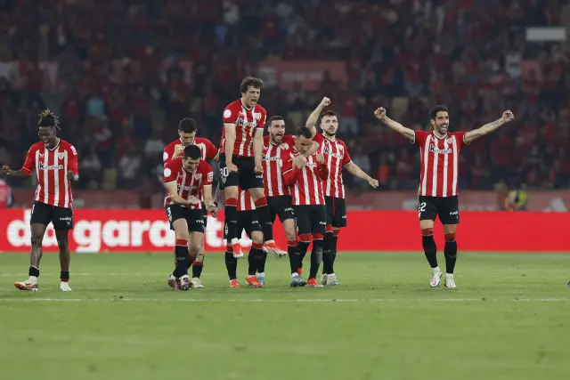 Los jugadores del Athletic celebran tras ganar la final de la Copa del Rey disputada hoy sábado en el estadio La Cartuja, en Sevilla.