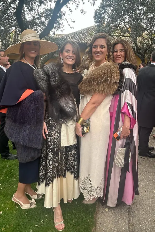 Elena Blasco, acompañada de otras invitadas a la boda del alcalde de Madrid, en la finca de la familia de la novia donde se celebró el banquete