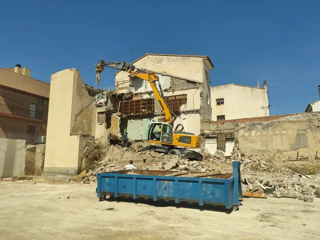 La demolición en marcha, el pasado viernes. Cuando menos a nivel simbólico, un día triste para Zuera.