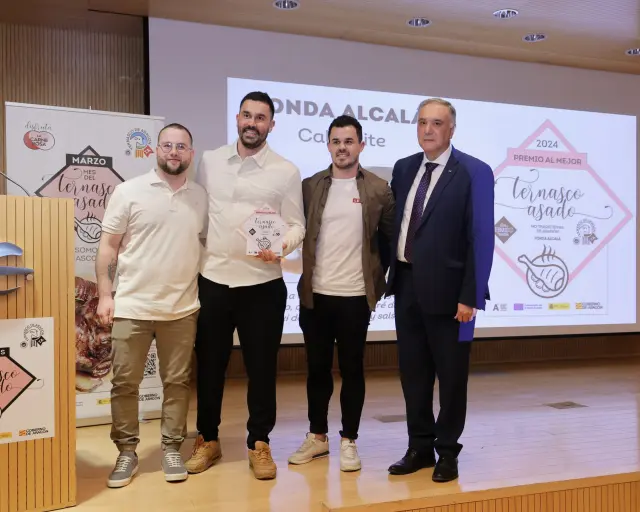 Premiados de la Fonda Alcalá con el premio de Mejor Ternasco no Tradicional 2024.