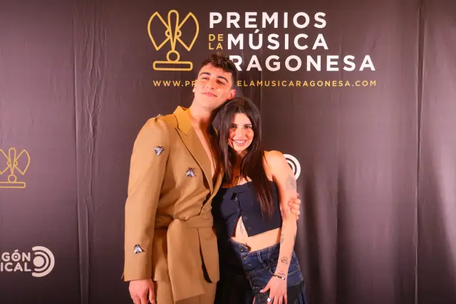 Juanjo Bona, junto a su compañera Naiara, en los Premios de la Música Aragonesa, llevando un traje sastre de L'Amar Contemporary.