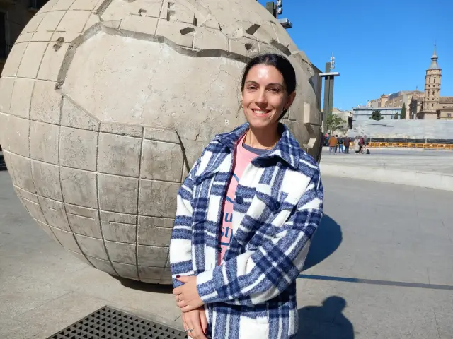 La viajera y blogger Silvia Castel, creadora de 'Cualquier destino', en la plaza del Pilar, en una de sus paradas en Zaragoza.